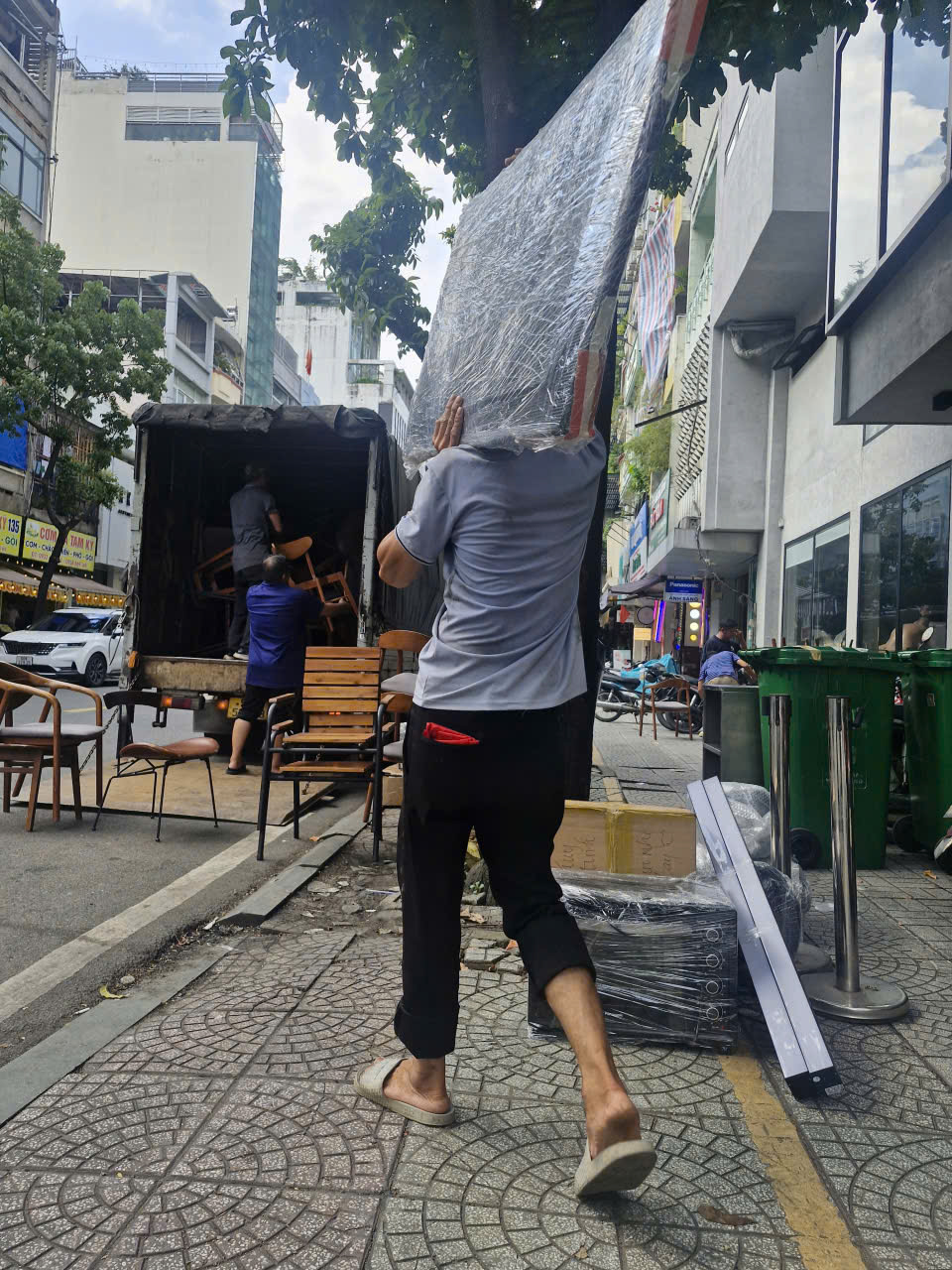 Huy Hoàng tự tháo dỡ bốc xếp và xe tải vận chuyển dọn dẹp mặt bằng miễn phí